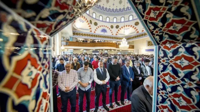 مسلمون يؤدون صلاة العيد في مسجد ميفلانا في مدينة روتردام في هولند