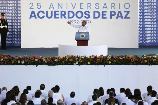 El presidente de El Salvador, Salvador Sánchez Cerén, habla en San Salvador el 16 de enero de 2017, durante la 25 conmemoración de los acuerdos de paz que dieron fin a 12 años de guerra civil.