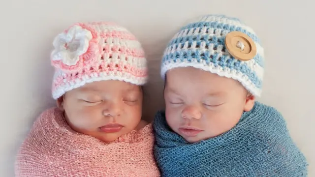 Bebés de rosa y de azul.