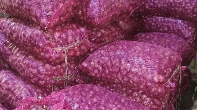 இந்தியாவில் அதிரும் வெங்காய விலை உயர்வு? பதறும் பொதுமக்கள்