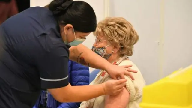 Aşılamanın başladığı Aralık ayı başından bu yana iki milyon kişiye birinci doz aşı vuruldu