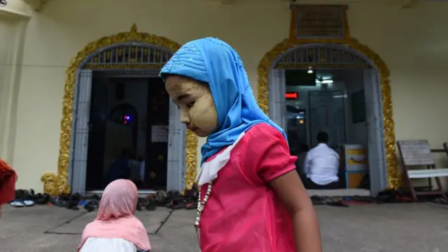 အစ်ပွဲတော်ပြုလုပ်ခဲ့တဲ့ ရန်ကုန်က ဗလီတစ်ခုရှေ့မြင်ကွင်း