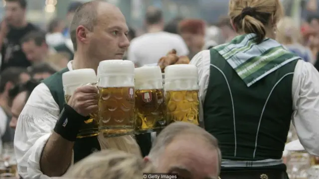 Homem com cerveja