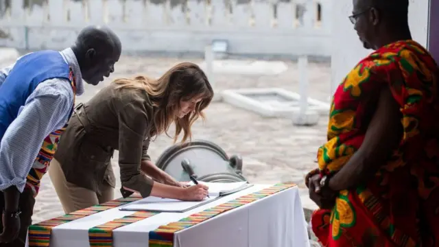 Melania Trump dey sign book for Cape Coast Castle