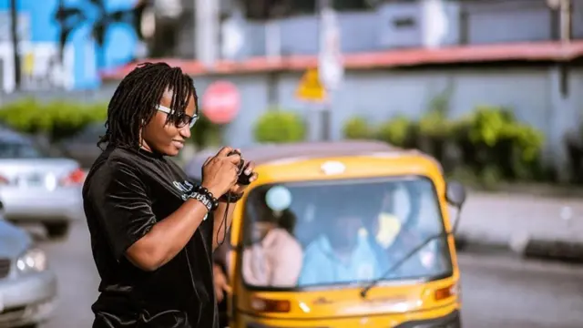 تقول المصورة المحترفة غريس إكبو إنها تتزود بكميات كبيرة من المياه وتُشغّل جهاز التكييف، وتتجنب مرطبات البشرة، لتحاشي الشعور بالارتفاع المفرط في درجة الحرارة