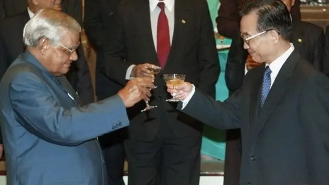 2003 में बीजिंग दौरे के समय में चीन के प्रधानमंत्री वेन जियाबाओ के साथ वाजपेयी