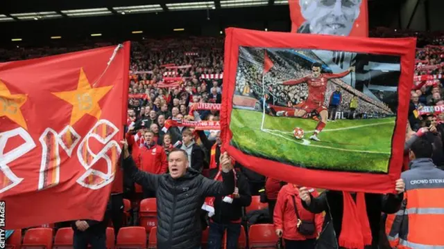 অ্যনফিল্ডে লিভারপুল সমর্থকরা এখনো ২০১৮-১৯ মৌসুমে বার্সেলোনার বিপক্ষে জয় উযাপন করে