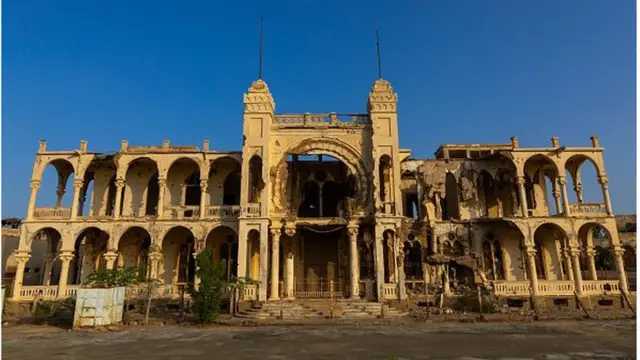 ኣብ ውሽጢ ባጽዕ ካብ ዝርከብ ብኲናት ዝዓነወ ገዛ