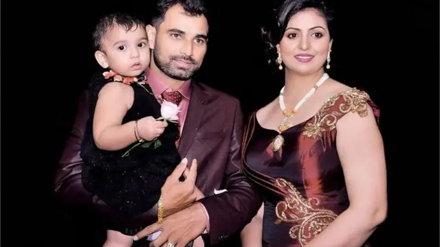मोहम्मद शमी अपनी पत्नी और बच्चे के साथ