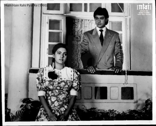 साल 1993 में आई फ़िल्म 'हम हैं राही प्यार के' के एक दृश्य में जूही चावला और आमिर ख़ान