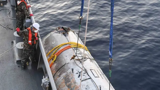 북한이 탄도미사일 기술을 이용해 발사한 우주발사체 '천리마 1형'의 잔해가 지난 7월 5일 서해에 낙하한 지 15일 만에 인양된 가운데 한국 합동참모본부가 발사체 잔해를 공개했다