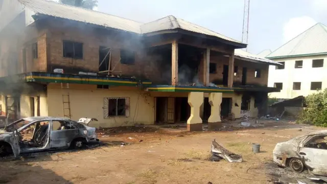 Ụlọọrụ ndị uweojii dị n'Igboukwu nke ndị ntorobịa mụnyere ọkụ