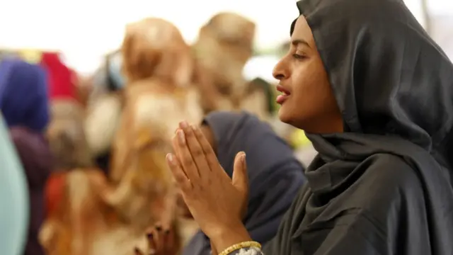 Wata mata da ta halarci bikin Maulidin murnar zagayowar ranar haihuwar fiyayyen halitta Annabi Muhammad a masallacin Anwar da ke Addis Ababa, babban birnin Ethiopia a ranar 29 ga watan Oktoba 2020.