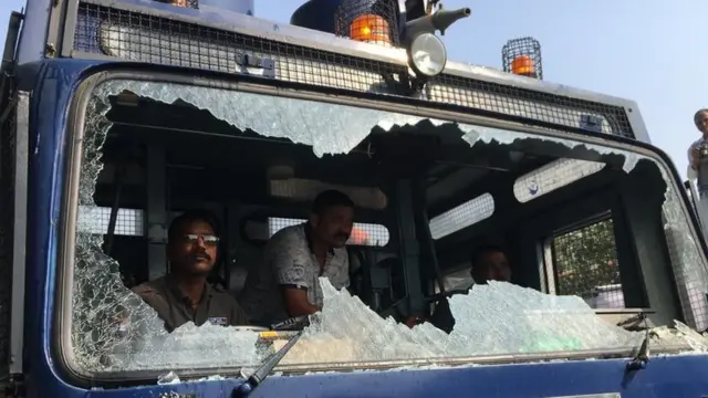 પોલીસની ગાડીના કાચ તૂટ્યા