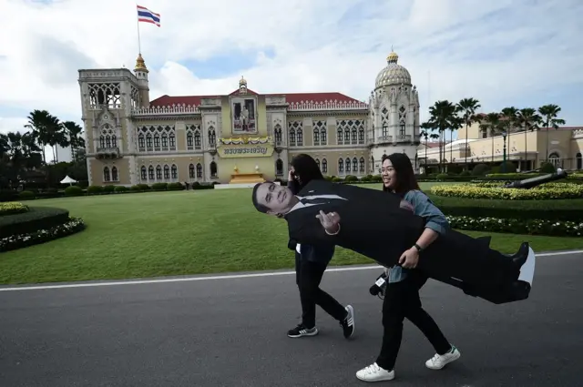 วันเด็ก, 2560, ทำเนียบรัฐบาล, ประยุทธ์ จันทร์โอชา, ไดโนเสาร์