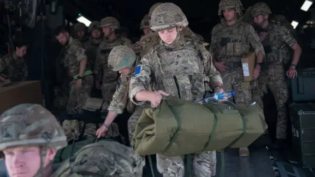 قوات بريطانية تساعد في عمليات الإجلاء في أفغانستان