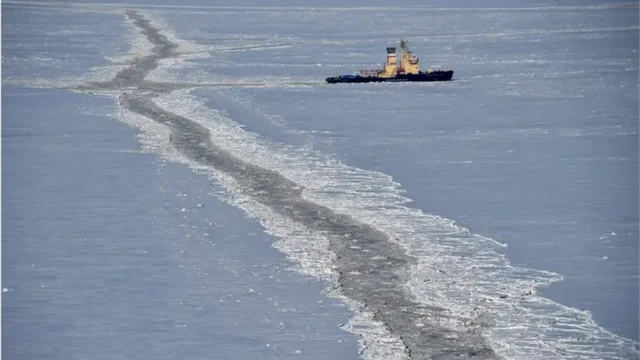 เรือตัดน้ำแข็งลำหนึ่งในทะเลคารา (Kara Sea)