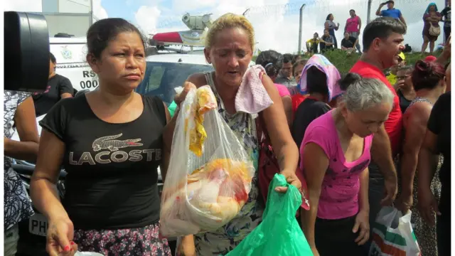 Foto 53: Mulher mostra alimento que ela quer levar a preso no Compaj