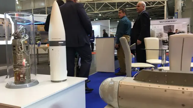 головки самонаведення для ракет (ліворуч у скляному конусі)