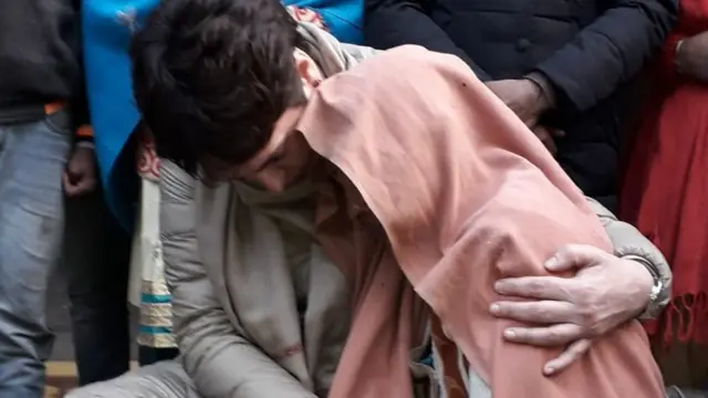 मृतको के परिजन से मिलती कांग्रेस नेता प्रियंका गांधी