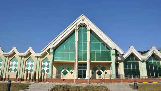 د افغانستان پلازمېنه کابل کې د شوروي اتحاد علمي او کلتوري مرکز "دهمزنګ" (بریکوټ) څلورلارې ته څېرمه پروت دی