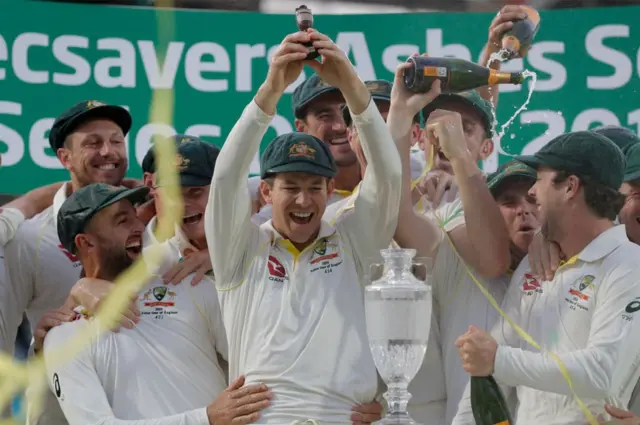 ઑસ્ટ્રેલિયાના ટિમ પેઇને સપ્ટેમ્બર 2019માં ઇંગ્લૅન્ડ સામે એશિઝ સિરીઝ જીત્યા પછી ટીમ સાથે ઉજવણી કરતા