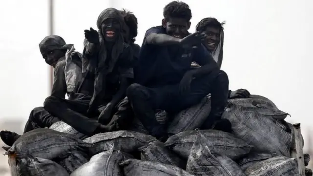 ભારતમાં 135 વીજળી સંયંત્ર કોલસા પર આધારિત છે જેમાંથી 50 ટકાથી વધારે અત્યારે ધુમાડા પર ચાલે છે કારણ કે કોલસા ભંડારમાં ગંભીર અછત સર્જાઈ છે.