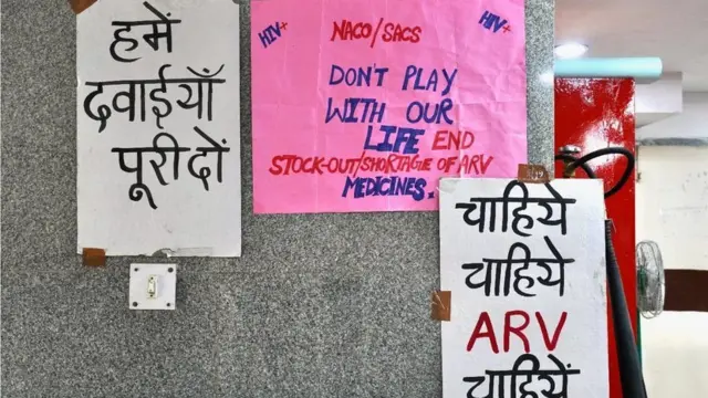 एचआईवी मरीज़ दिल्ली में नाको के दफ़्तर के बाहर प्रदर्शन कर रहे हैं