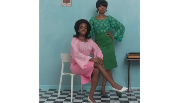 Oju oge aye atijọ ninu aṣọ ẹbi wọn