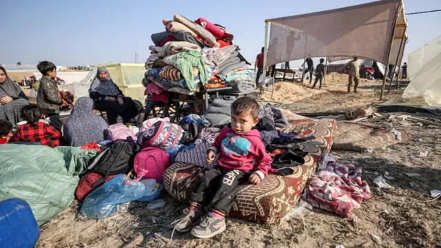 عائلات فلسطينية افترشت العراء في أحدى مناطق خانيونس جنوب غزة بعد أن هربت من منازلها بفعل القصف الإسرائيلي