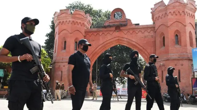 অমৃতসরের কেন্দ্রস্থরে পুলিশ কমান্ডোেদর প্রহরা।