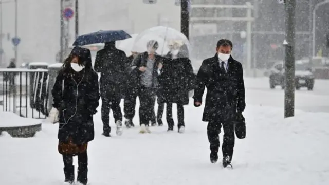 Pessoas caminhamreal madrid dicas betHokkaido, Japão