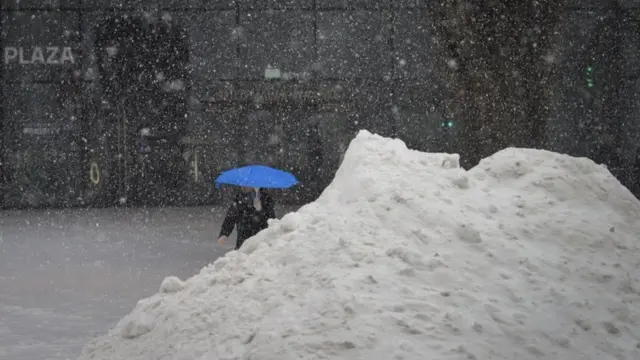 న్యూయార్క్‌లోని బ్రూక్లిన్ వీధుల్లో పేరుకుపోయిన మంచు