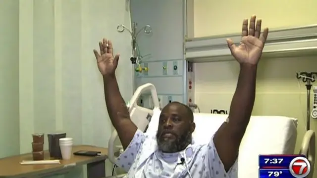 Charles Kinsey se recupera en un hospital de Miami tras recibir un disparo de la policía.