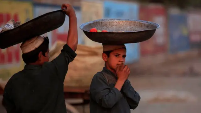 کوڑے کے ڈھیر پر گلی سڑی سبزیاں جمع کرنے والے