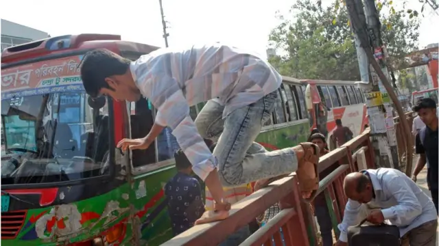 বাংলাদেশে সড়কে বিরাজ করে বিশৃঙ্খল পরিস্থিতি।