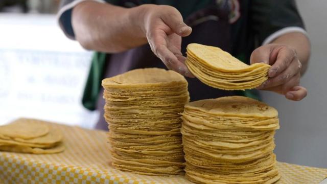 Mujeres que vendían tortillas al HE denuncian reemplazo por