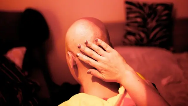 ผู้หญิงหลายพันคนอ้างว่าเป็นมะเร็งเพราะใช้ผลิตภัณฑ์ของจอห์นสัน แอนด์ จอห์นสัน เพื่อขจัดความชื้นและกลิ่นไม่พึงประสงค์บริเวณอวัยวะเพศ