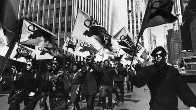 Les Black Panthers, photographiés à New York en 1968, portaient des bérets noirs distinctifs, signe de résistance