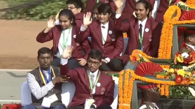 खुली जीप में बैठे बहादुर बच्चे