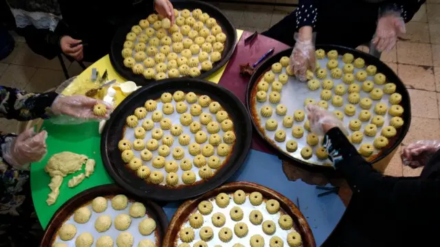 Les membres de la famille élargie et les voisins se réunissent pour préparer le maamoul