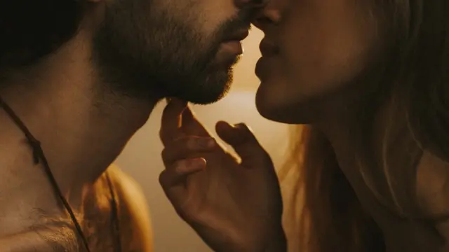 Pareja de chico y chica besándose.