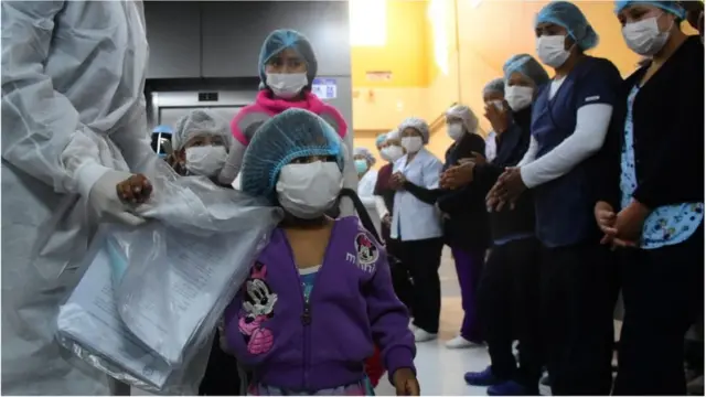 El personal médico despidió a los menores con aplausos y lágrimas.