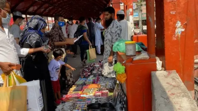 চলাচলে বিধিনিষেধের মধ্যে শপিংমল খুলে দেয়া হয়েছে