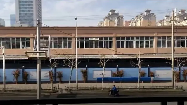 En janvier 2021, Robin Brant de la BBC a visité le marché de Wuhan où le Covid-19 a été retrouvé pour la première fois, un an après la première épidémie.