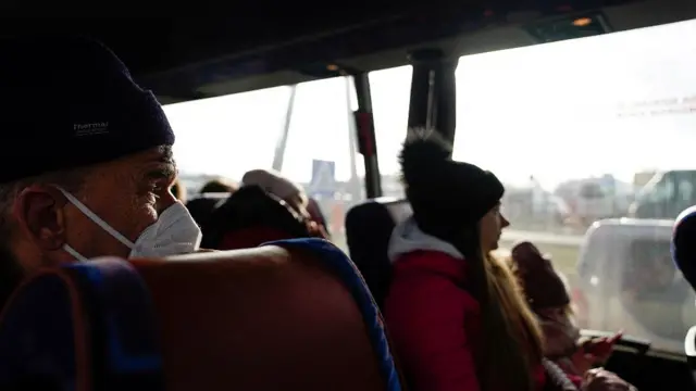 Un hombre y una joven en un autobús