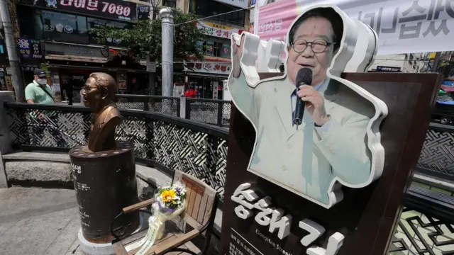 8일 서울 종로구 송해길 입구에 세워진 송해 동상에 고인을 추모하기 위해 놓인 꽃