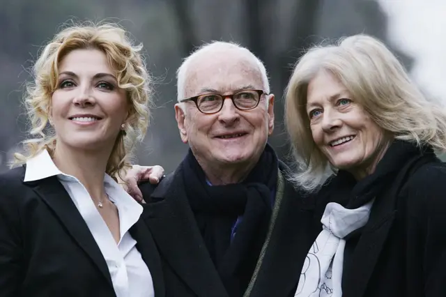 Мать и дочь Наташа Ричардсон и Ванесса Редгрейв сыграли мать и дочь графинь Белинских в фильме "Белая графиня". В центре режиссер фильма Джеймс Айвори