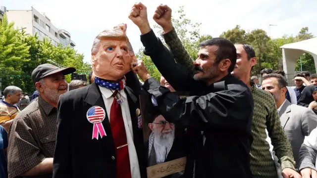 متظاهرون إيرانيون يضربون دمية على شكل ترامب