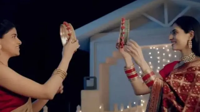 డాబర్ ప్రకటన స్వలింగ సంపర్కాన్ని ప్రోత్సహించేలా ఉందని విమర్శలు వచ్చాయి..